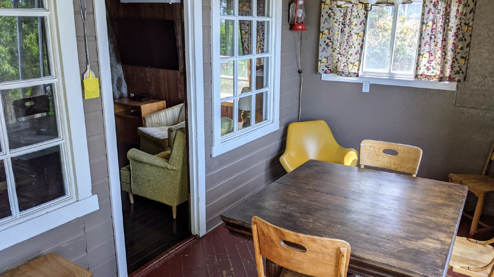 Pigeon-Lake-Resort-Cottage-twenty-one-dinning-room